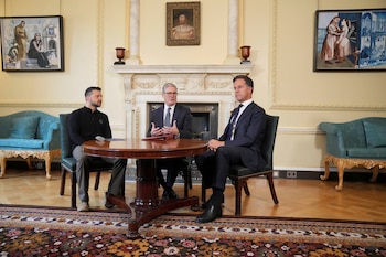 El primer ministro británico, Keir Starmer, el secretario general de la OTAN, Mark Rutte, y el presidente ucraniano, Volodymyr Zelenskiy, se reúnen en el número 10 de Downing Street en Londres, Gran Bretaña, el 10 de octubre de 2024. Kin Cheung/Pool vía REUTERS