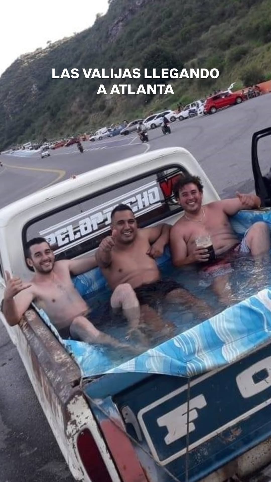 Las valijas de tela quedaron empapadas porque viajaban en la caja trasera de una pickup sin tapa prestada para el viaje