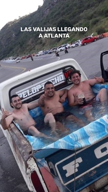 Las valijas de tela quedaron empapadas porque viajaban en la caja trasera de una pickup sin tapa prestada para el viaje