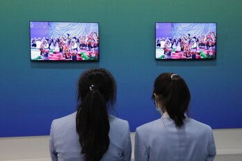 Miembros del staff en preparativos