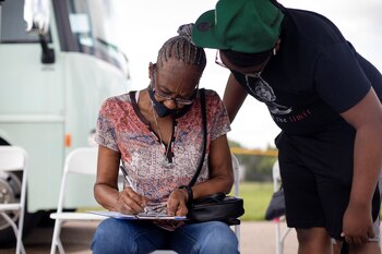 Birdie Taylor ayuda a su