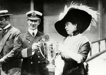 Molly Brown entrega un premio