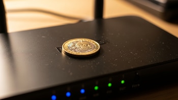 Una moneda sobre el router para mejorar la señal Wi-Fi: ¿truco efectivo o mito?