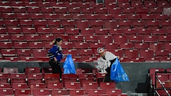 La costumbre japonesa de limpiar los estadios tras los partidos: un gesto de respeto y comunidad