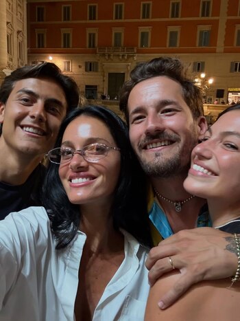 Oriana junto a Paulo Dybala,