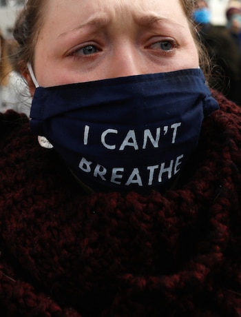 La frase de George Floyd cuando estaba cerca de morir fue; "I can‘t breathe" (No puedo respirar). Se convirtió en uno de los símbolos de la lucha contra el racismo y la violencia policial (REUTERS/Octavio Jones)