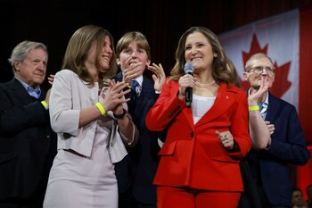 Chrystia Freeland le habla a