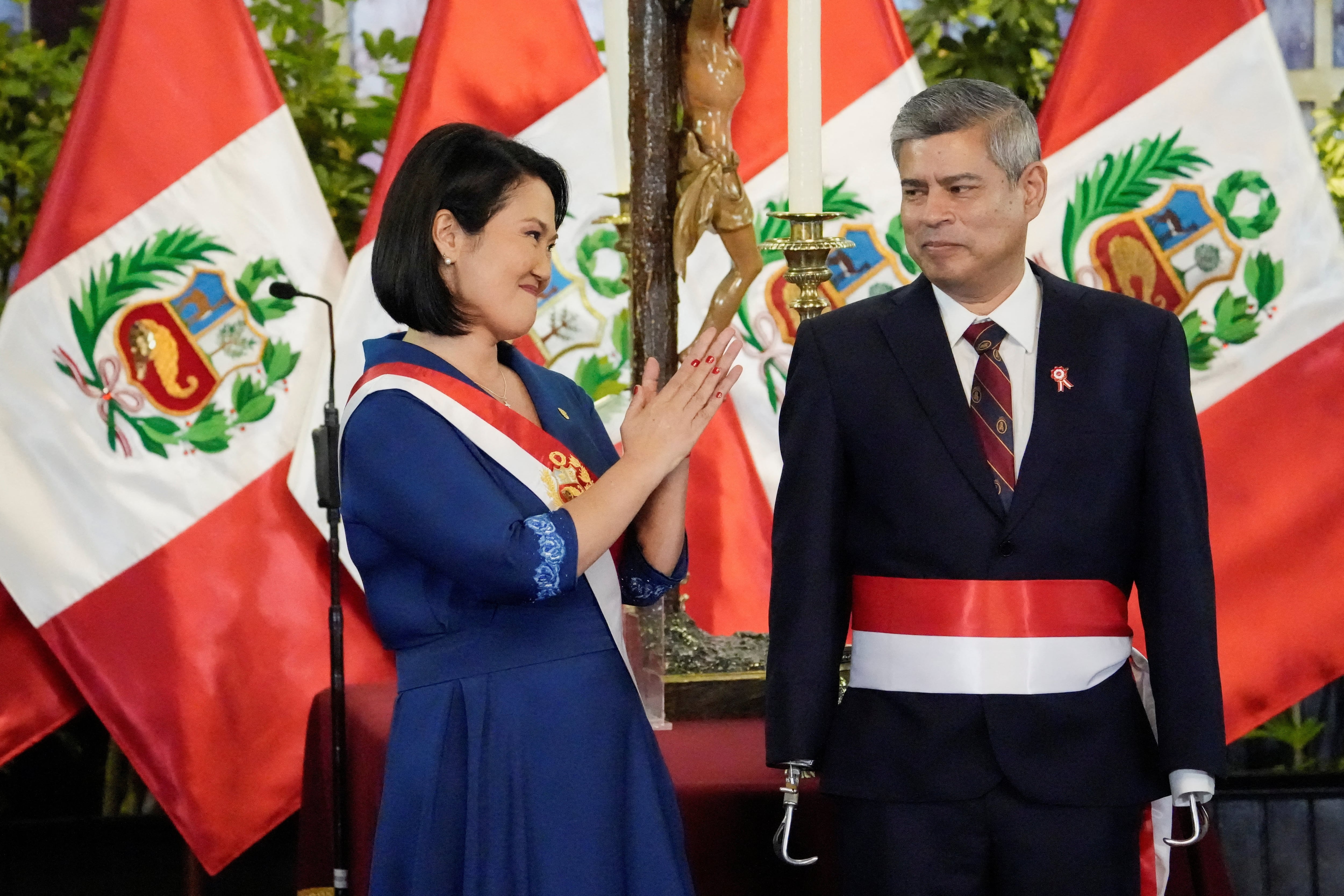 La presidenta de Perú, Keiko Fujimori, aplaude mientras presenta a Luis Galarreta como nuevo primer ministro de Perú, en Lima (Perú), el 28 de julio de 2026. REUTERS/Angela Ponce