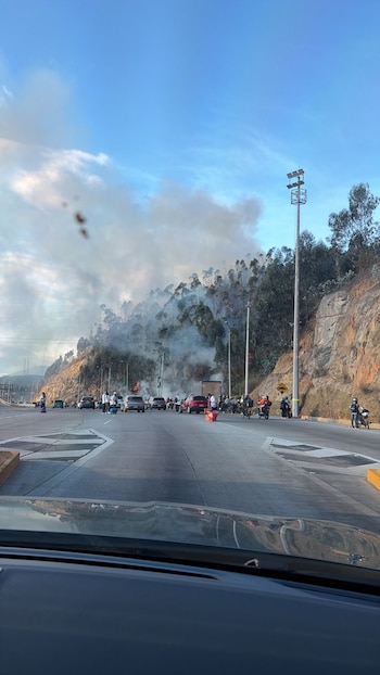 El humo en la autopista Sur, sentido Girardot-Bogotá, puede reducir la visibilidad mientras equipos de Soacha y San Antonio trabajan en el control de la emergencia y las autoridades piden seguir indicaciones - crédito Bomberos Cundinamarca