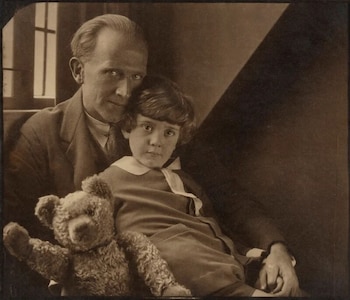 A. A. Milne junto a