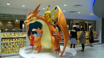 El reconocimiento facial en las tiendas Pokémon busca frenar a los revendedores, prevenir delitos y hacer cumplir las normas de entrada y compra. (Pokemon Center Tokyo)