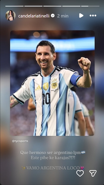 Hombre con camiseta de la selección argentina número diez, escudo de AFA y de campeón mundial, sonriendo con el puño en alto en un estadio. Incluye texto en pantalla