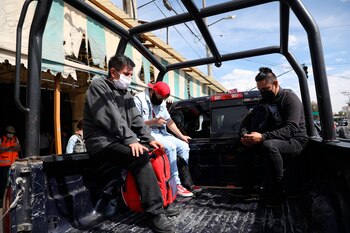 Varias personas viajan en el