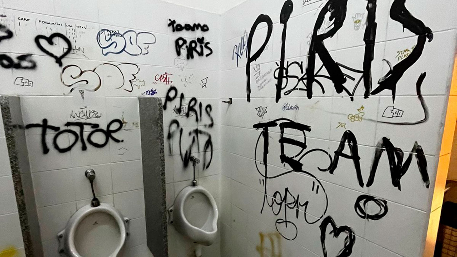Así quedó el baño del Mariano Acosta en 2022 después de una toma estudiantil. A partir de ahora, los colegios deberán asumir el costo de los arreglos