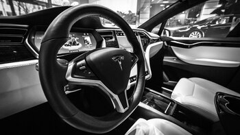 Tesla Model X (shutterstock)