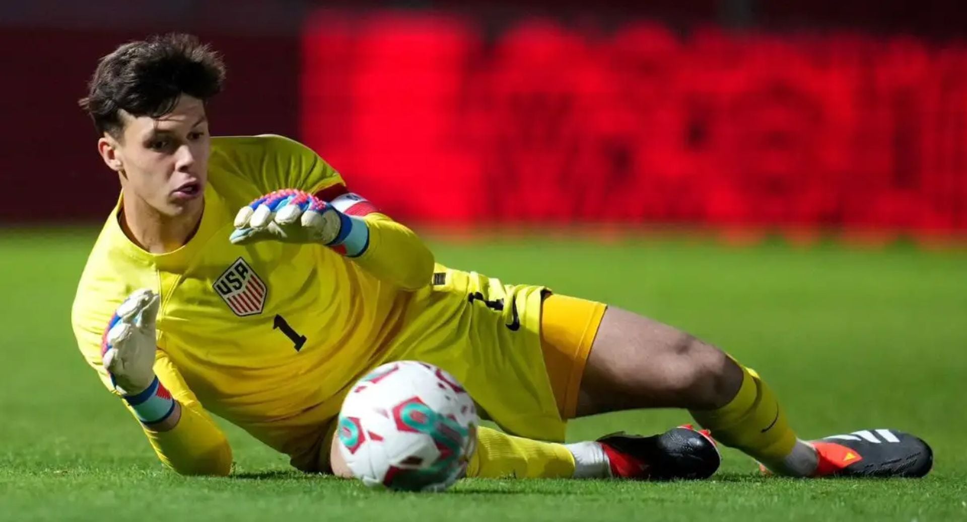 La Federación Peruana de Fútbol siguió su caso cuando estaba en el Barcelona, pero el portero mantuvo su rumbo con el combinado estadounidense y ahora pelea por estrenarse en esta ventana FIFA (USMNT)