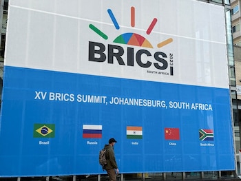 Una persona pasa por el