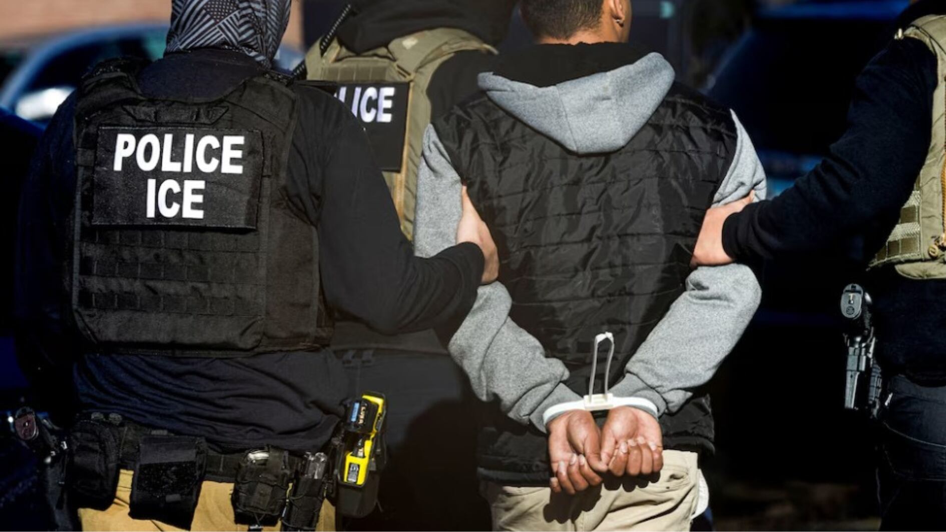 Agentes federales de ICE protagonizan operativo polémico en Chelsea, Massachusetts. (Kevin Mohatt/Reuters)