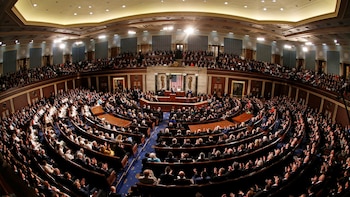 El Congreso de Estados Unidos vota para que los centros de datos de IA paguen su propia electricidad y no la carguen a los hogares