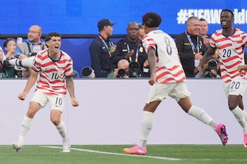 El atacante Christian Pulisic (izquierda) y Weston McKennie celebran el primer gol de Estados Unidos en el partido contra Paraguay por el Grupo D del Mundial, el viernes 12 de junio de 2026, en Inglewood, California. (AP Foto/Jae C. Hong)