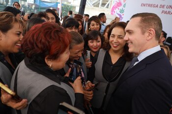 La entrega de vehículos busca