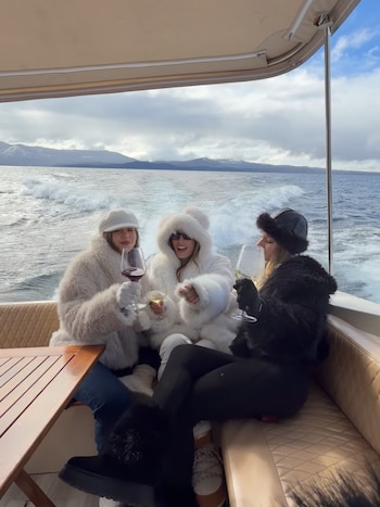 Poggio y sus amigas brindaron a bordo de la lancha con el lago Nahuel Huapi de fondo durante el girl's trip