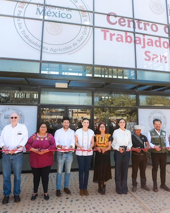 La gobernadora Marina del Pilar Avila Olmeda y la secretaria de Bienestar, Ariadna Montiel Reyes, durante la inauguración del Centro de Atención Integral para Trabajadores Agrícolas en San Quintín, como parte del Plan de Justicia impulsado por el gobierno de Claudia Sheinbaum