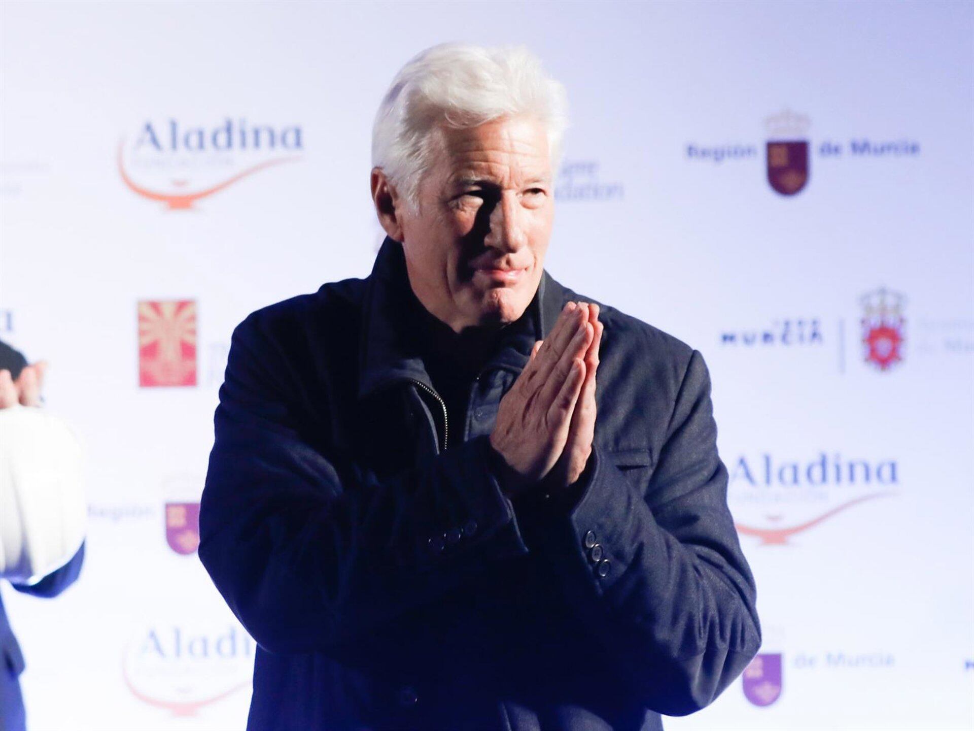 Richard Gere deja en Murcia su firma en la primera piedra del mayor gimnasio para niños con cáncer del país