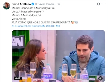 Captura de pantalla de un tuit con texto y un video de dos personas sentadas a una mesa con copas y botellas de agua