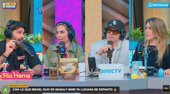 Cuatro conductores en un estudio de televisión hablan frente a sus micrófonos, en una pantalla dividida en cuatro encuadres verticales