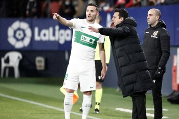 Sergio Mantecón (d) y su jugador Lucas Boyé en el partido de laLiga ante Osasuna de este lunes en el estadio de El Sadar de Pamplona. EFE/ Jesus Diges