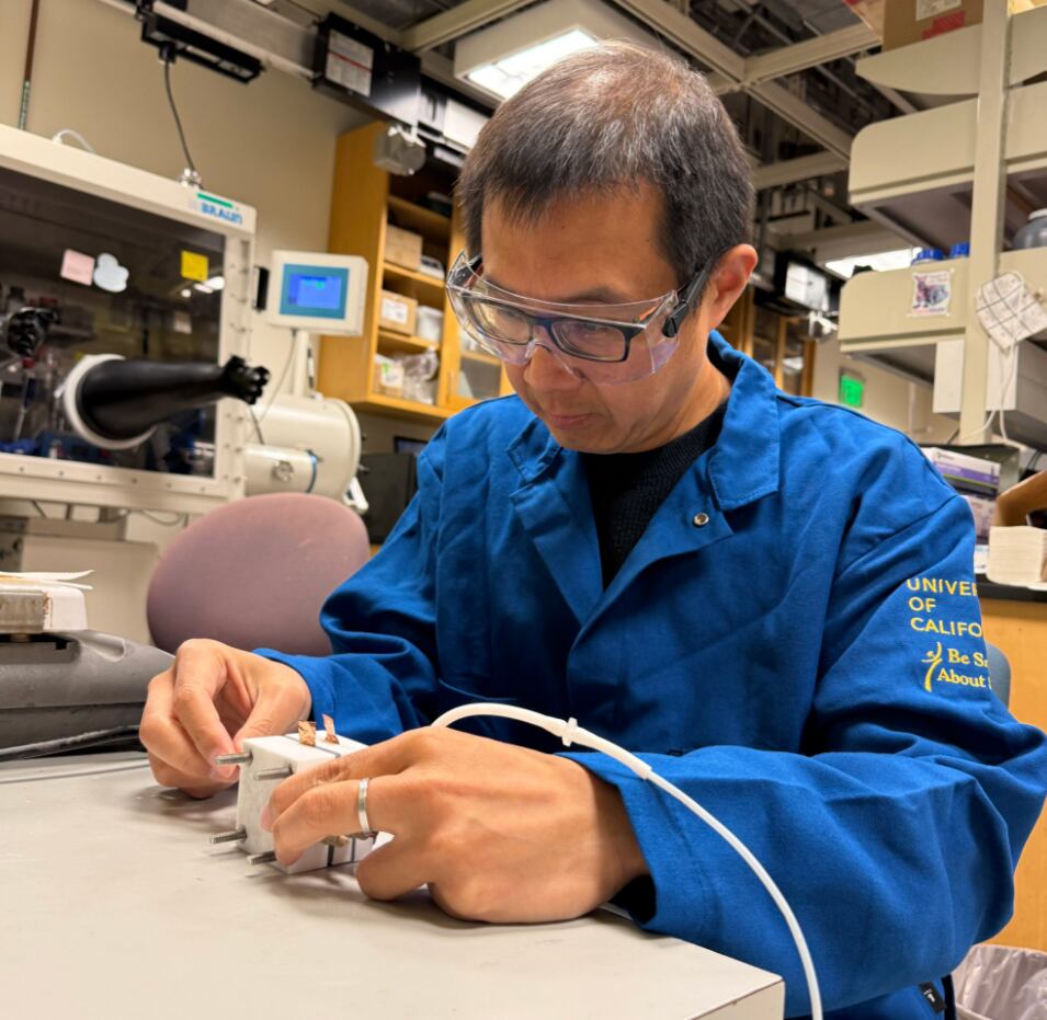 Yat Li lidera el desarrollo de nuevas tecnologías que buscan garantizar el acceso al agua mediante soluciones creativas e innovadoras frente a los retos ambientales (UC Santa Cruz/Yat Li)