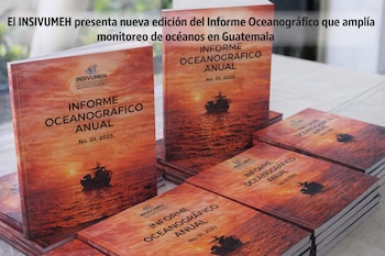 Varias copias del "Informe Oceanográfico Anual" de INSIVUMEH, con cubierta de un barco en el océano al atardecer, apiladas sobre una superficie clara.