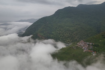 Las pruebas satelitales y fotográficas indicaron que la avalancha en Nepal combinó roca, hielo y agua, y que el impacto derritió parte del hielo y aceleró el flujo de escombros. (REUTERS/Navesh Chitrakar)