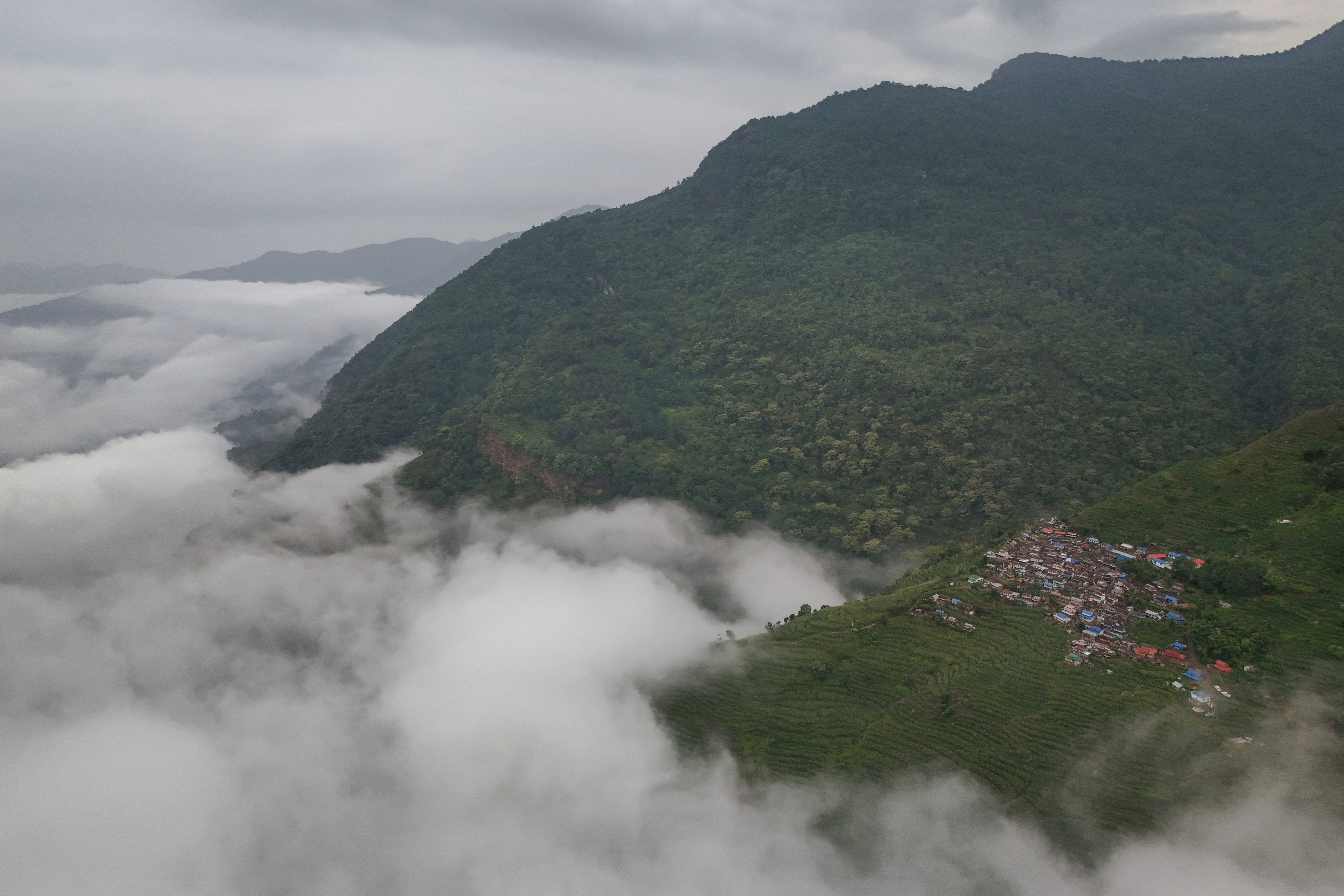 Las pruebas satelitales y fotográficas indicaron que la avalancha en Nepal combinó roca, hielo y agua, y que el impacto derritió parte del hielo y aceleró el flujo de escombros. (REUTERS/Navesh Chitrakar)
