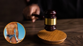 Un hombre se quita el