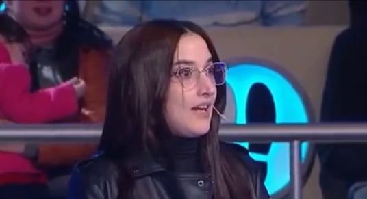 Calu, participante de 29 años, interviene en una emisión del programa de televisión Ahora Caigo.