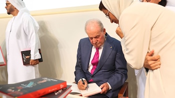 El rey Juan Carlos firma sus memorias en Abu Dabi tras confirmarse su segundo premio en Francia: “La Transición no se ha explicado exactamente como ocurrió”