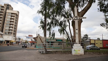 Un grafiti bajo un cruz