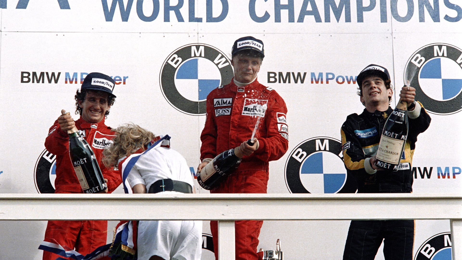 Niki Lauda en el podio (Photo by Dominique FAGET / AFP)