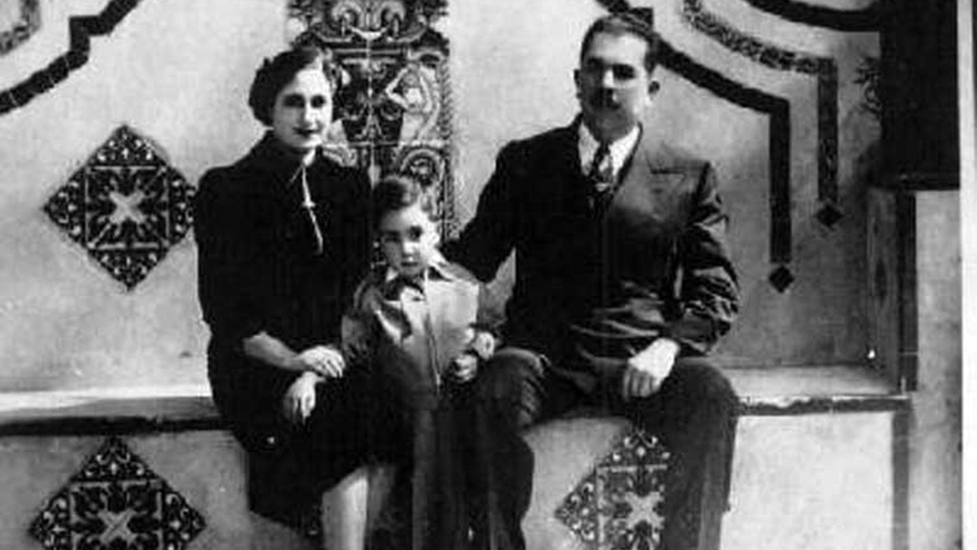El general Lázaro Cárdenas con su esposa Amalia Solórzano y su hijo Cuauhtémoc.