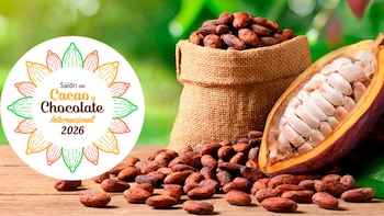 Logo con texto Salón del Cacao y Chocolate Internacional 2026, vaina de cacao abierta, granos de cacao esparcidos, saco de arpillera con granos sobre madera