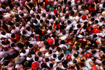 Miles de personas en busca