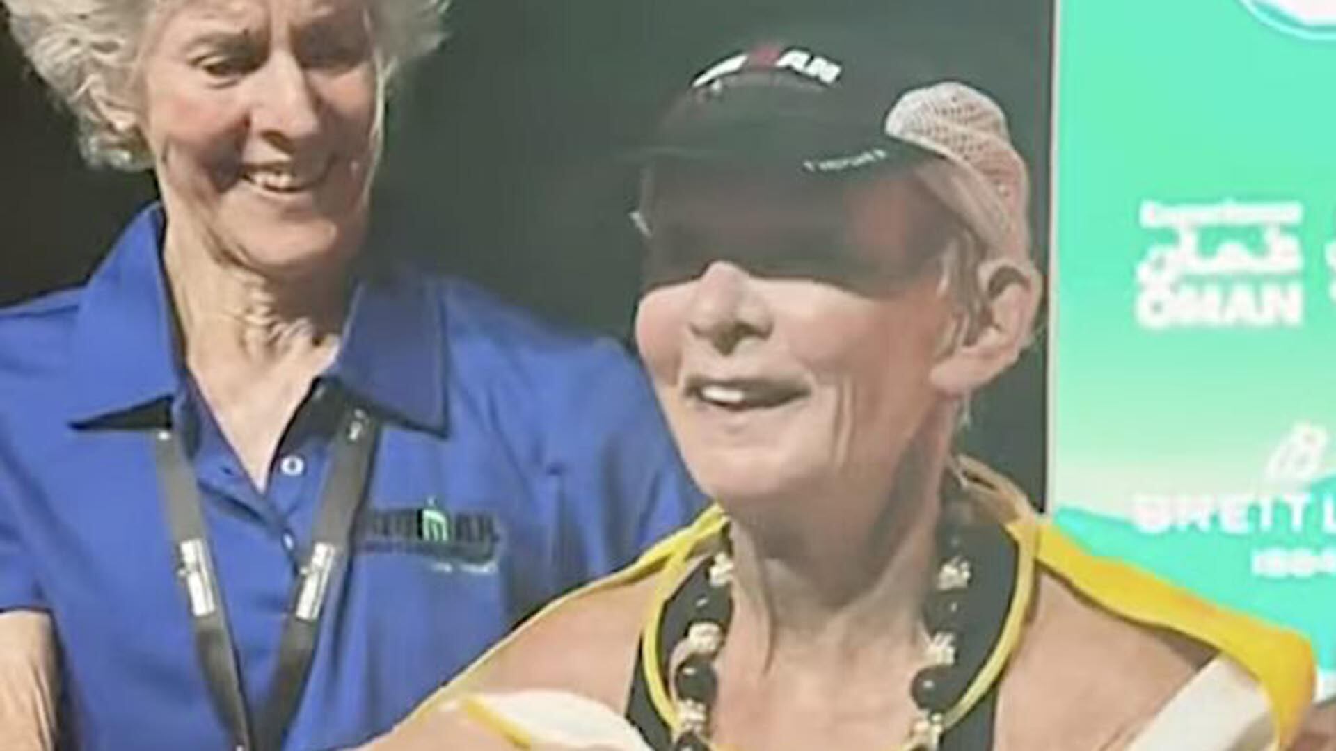 Aprendió a nadar a los cincuenta y a los sesenta descubrió el triatlón, finalizando en 2025 una de sus pruebas más exigentes (captura de video)