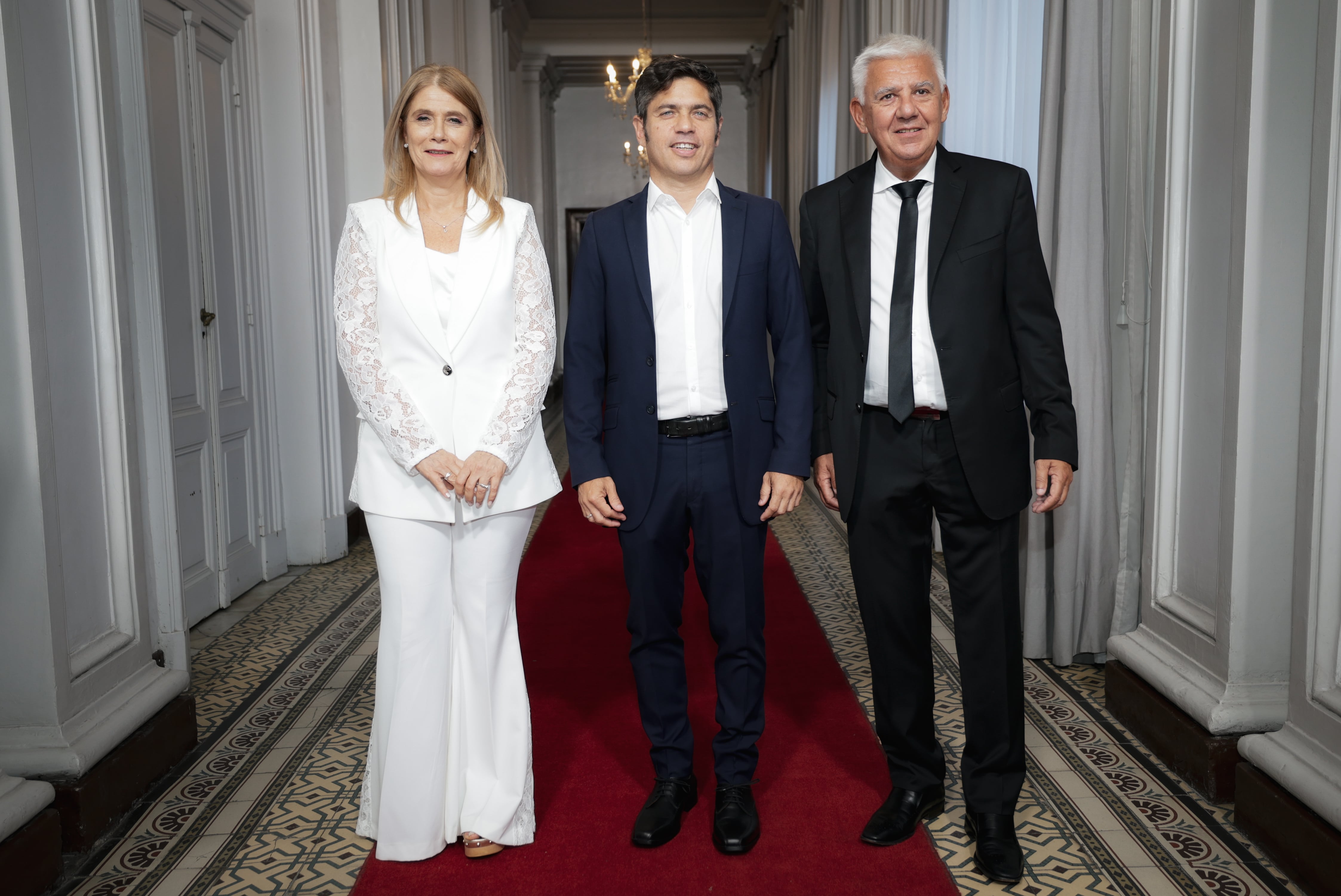 Kicillof junto a al vicegobernadora y presidenta del Senado, Verónica Magario y el presidente de la Cámara de Diputados, Alejandro Dichiara
