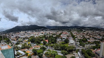 El Salvador inicia la época lluviosa bajo vigilancia de fenómenos climáticos