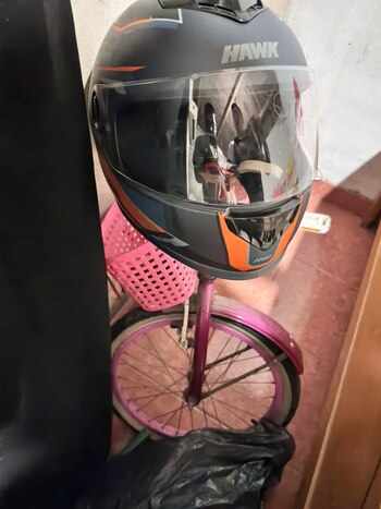 El casco de la víctima