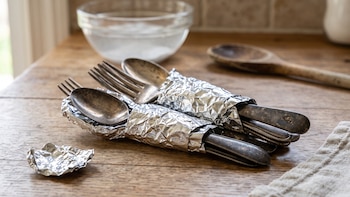 Envuelve tus cubiertos en papel de aluminio si quieres que brillen más