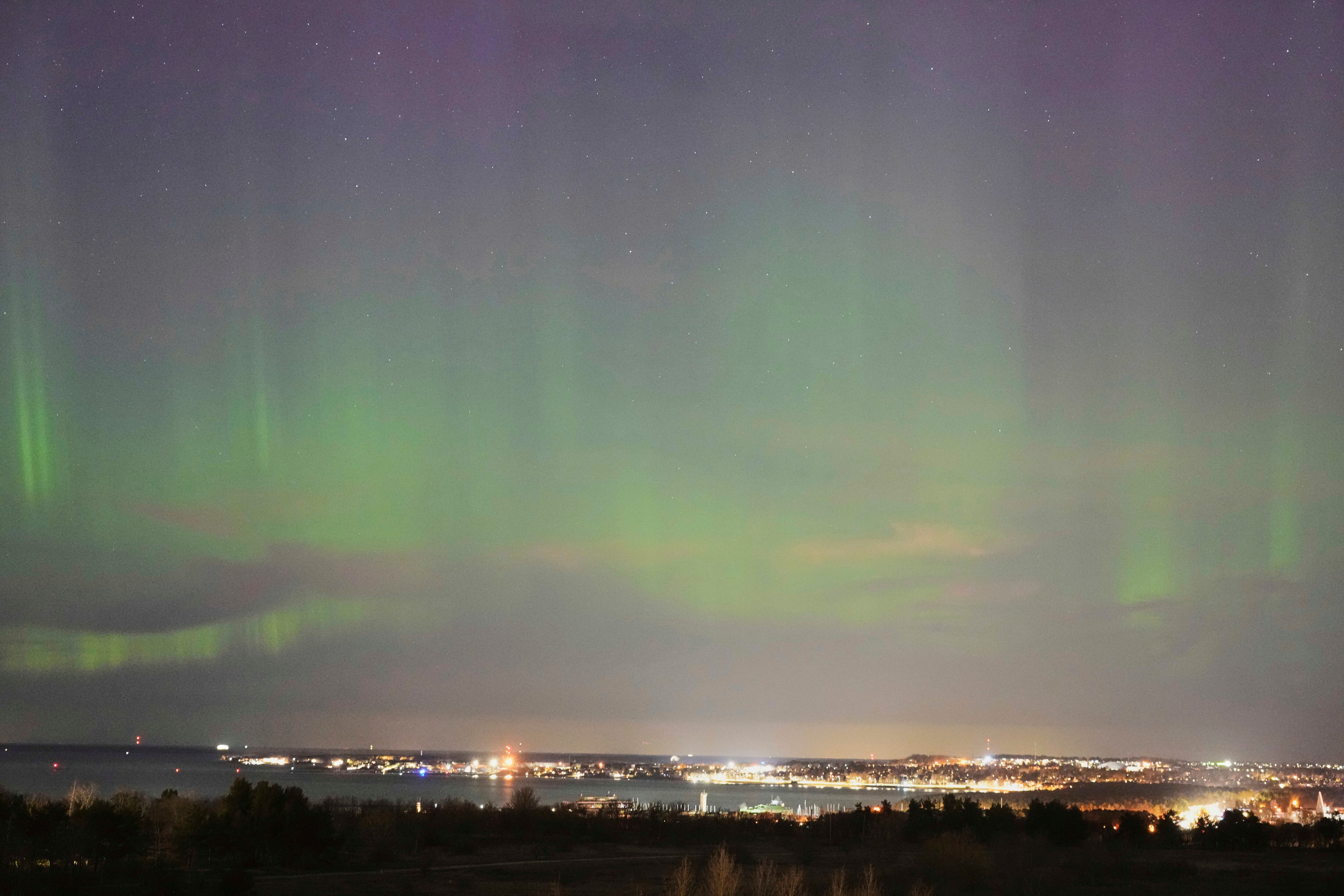 El fenómeno de la aurora boreal ocurre por la interacción de partículas solares con la atmósfera terrestre, según expertos de NOAA y Space.com. (AP Foto/Sergei Grits, Archivo)