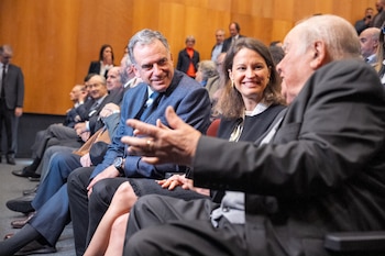 El presidente de Uruguay, Yamandú Orsi, con la vicepresidenta del Banco Mundial, Susana Cordeiro Guerra, y el excanciller Enrique Iglesias (Presidencia)